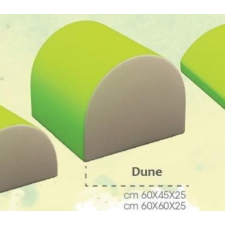 Module de motricité en mousse « Élément Dune Terre »—bloc demi-cylindrique vert et gris sur parcours de crèche.