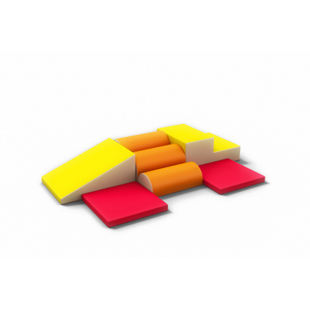 Jeu de blocs colorés en mousse: longue rampe jaune, cylindres orange, blocs rouges et jaunes formant un parcours pour enfants.