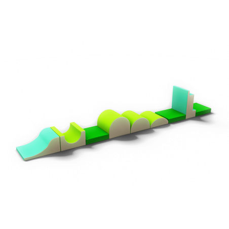 Layout de parcours de motricité pour bébé: segments colorés verts et bleus en mousse, formes ondulées et blocs à monter sur une