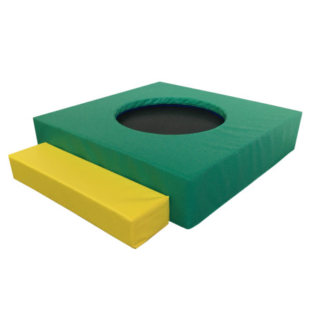 TRAMPOLINE WITH PROTECTION AND STEP