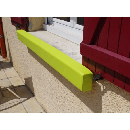 Protection pour rebord de fenêtre en mousse sur-mesure: barre rectangulaire verte vif fixée au rebord extérieur d’une façade bei