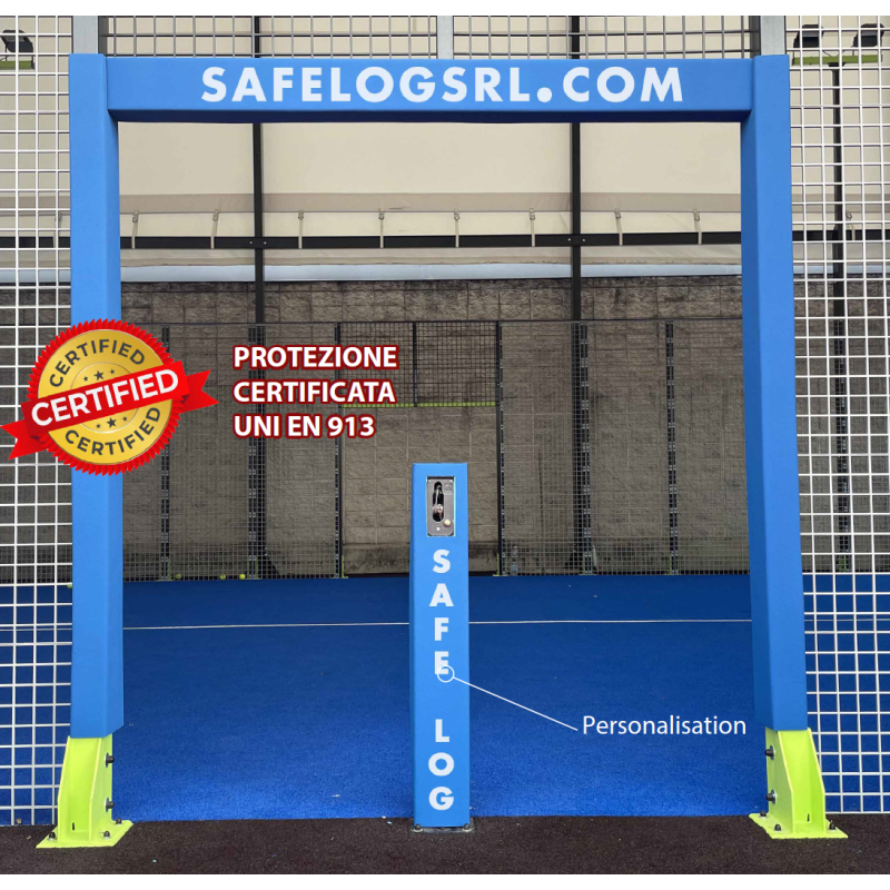 Entrée d’un terrain de padel extérieur avec structure bleue, clôture noire, sol bleu, colonne “SAFELOG” personnalisée et badge “