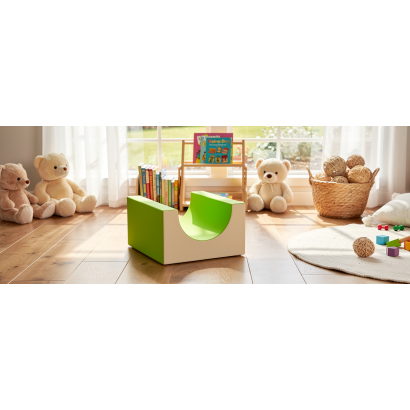 Parcours de motricité en mousse vert et blanc posé sur parquet, entouré de peluches, livres et paniers décoratifs dans une salle