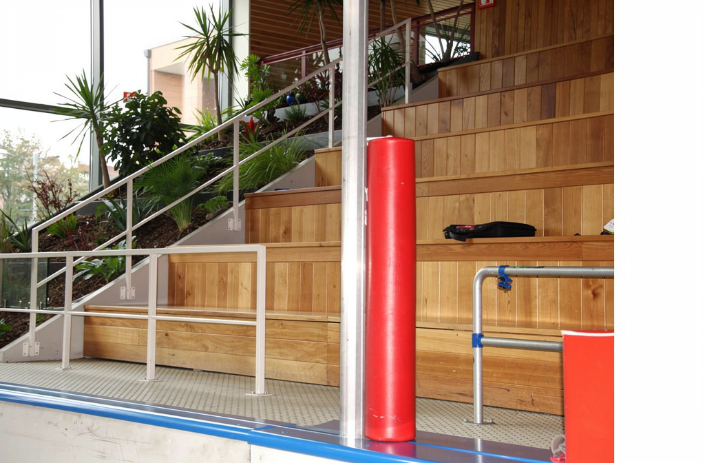 Borne de protection rouge installée à l'entrée d'un bâtiment durable moderne