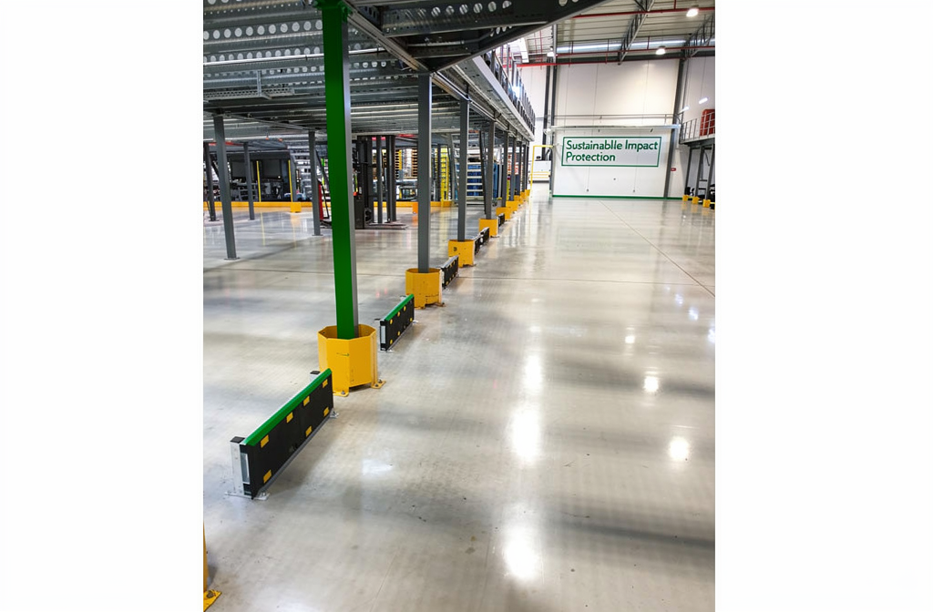 Protections de poteaux industriels jaunes sécurisant les colonnes d'un entrepôt durable.