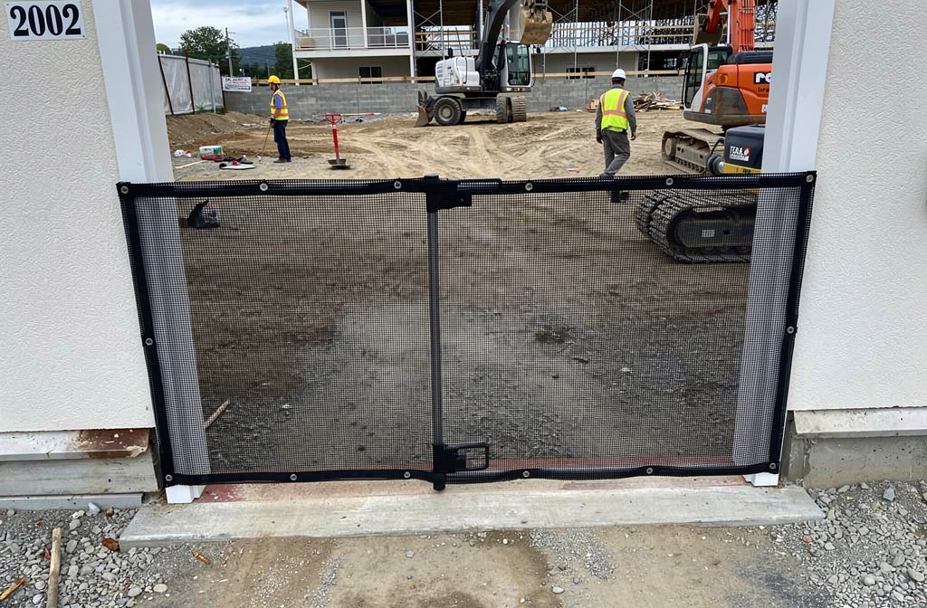 Barrière de sécurité noire délimitant l'accès à une zone de chantier