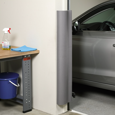 Rouleau de mousse de protection installé sur un mur de garage avec produits d'entretien à proximité