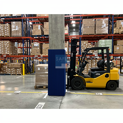 Revêtement de protection pour poteau installé dans un entrepôt avec chariot élévateur à proximité