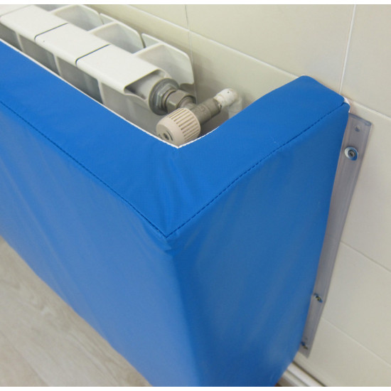 Protection de radiateur avec housse bleue enveloppant et fixations murales, équerre et vanne visibles.