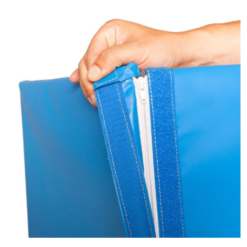 Poignée et fermeture éclair d’un coussin de protection bleu avec sangles velcro, démontrant une fixation robuste.