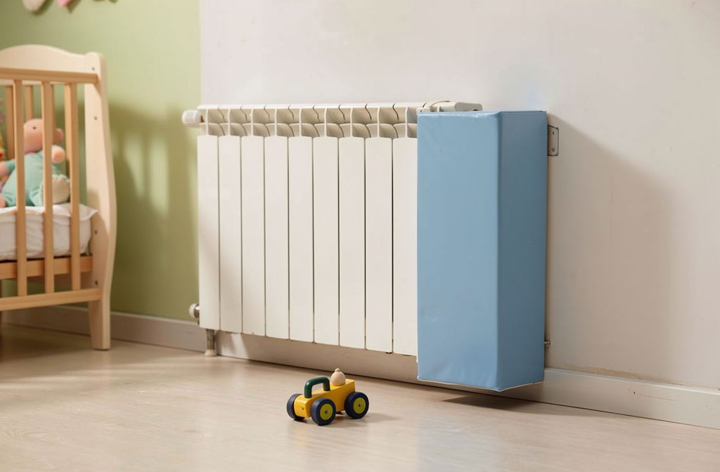 Protection de radiateur bleue installée dans une crèche pour la sécurité des enfants