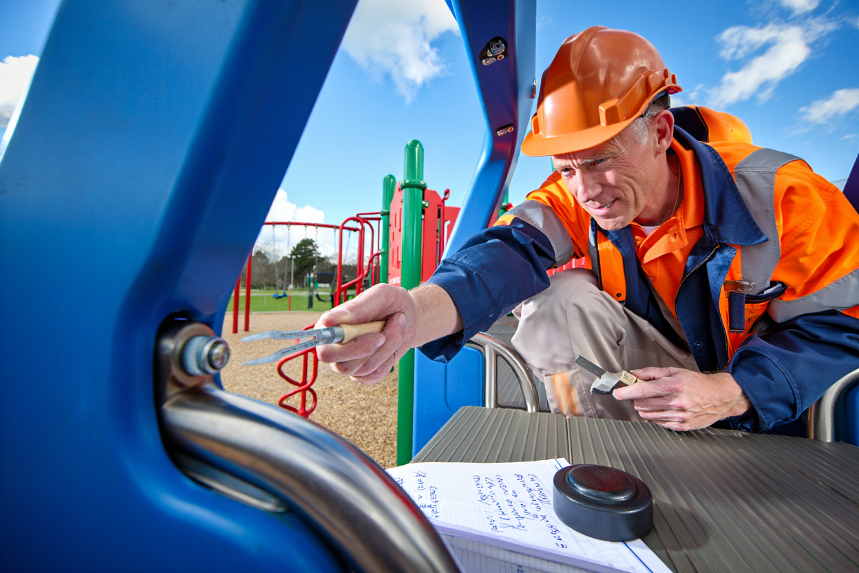 Inspection des fixations équipement jeux